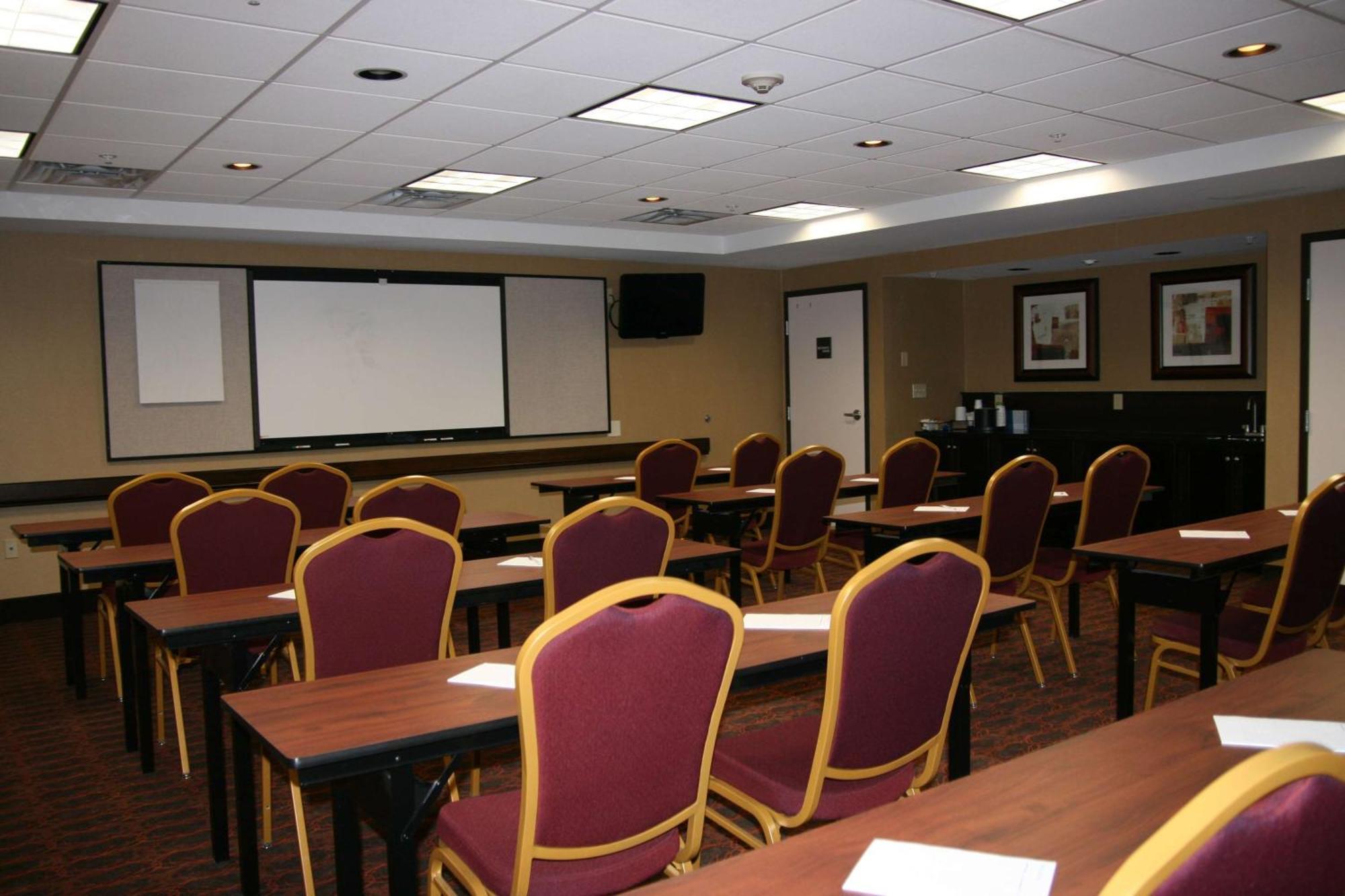 Hampton Inn And Suites Peru Екстериор снимка