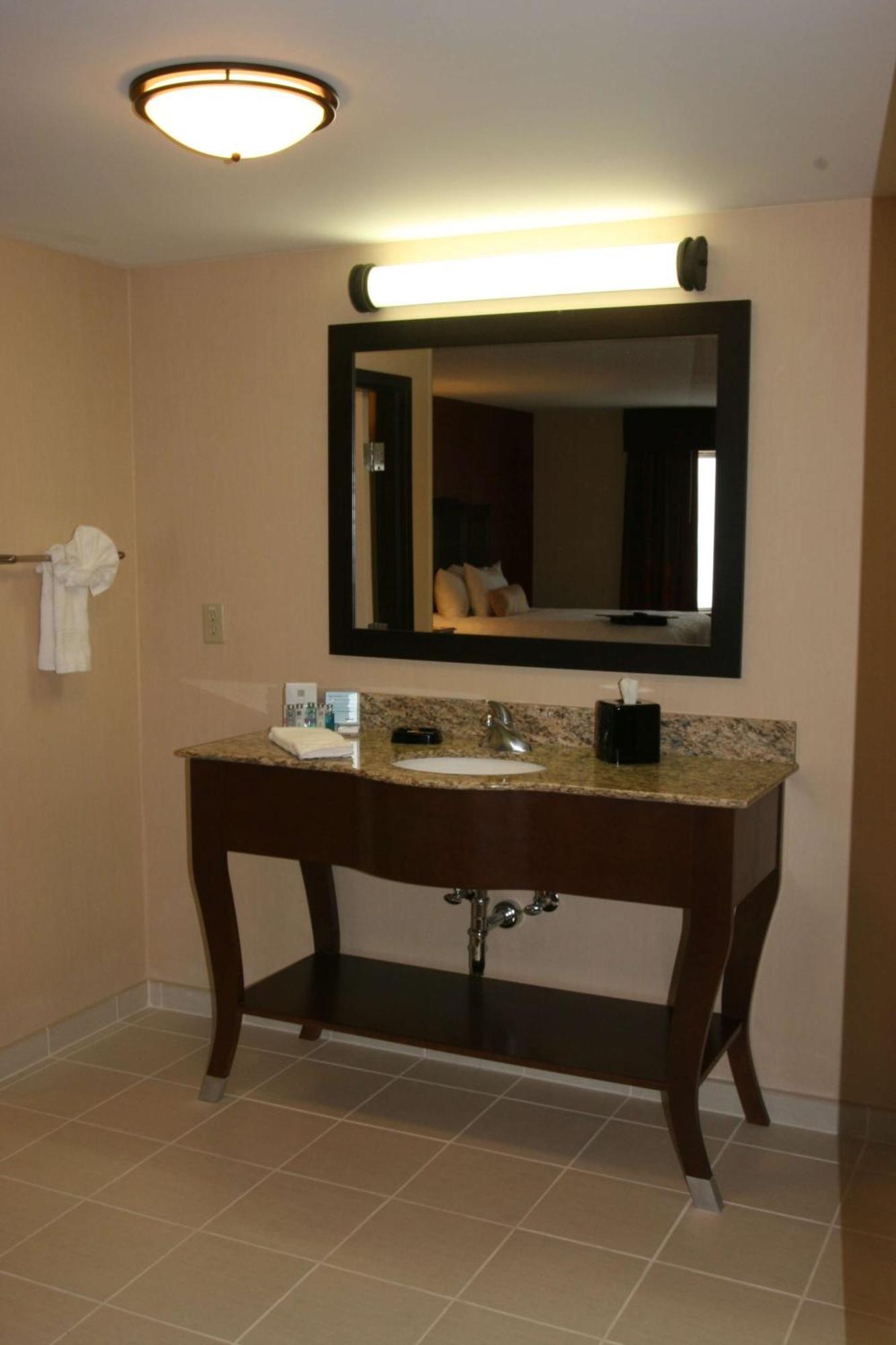 Hampton Inn And Suites Peru Екстериор снимка
