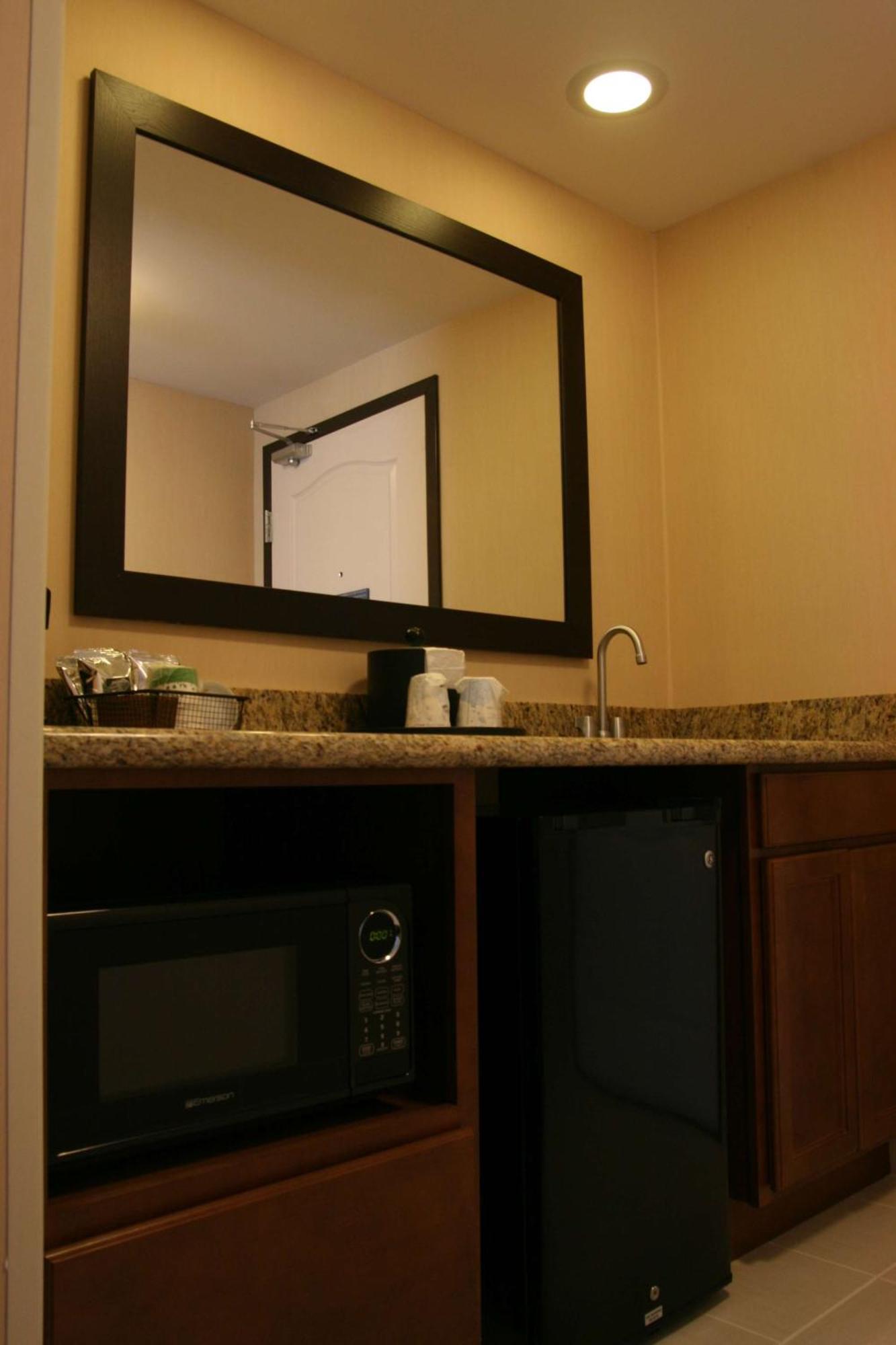 Hampton Inn And Suites Peru Екстериор снимка