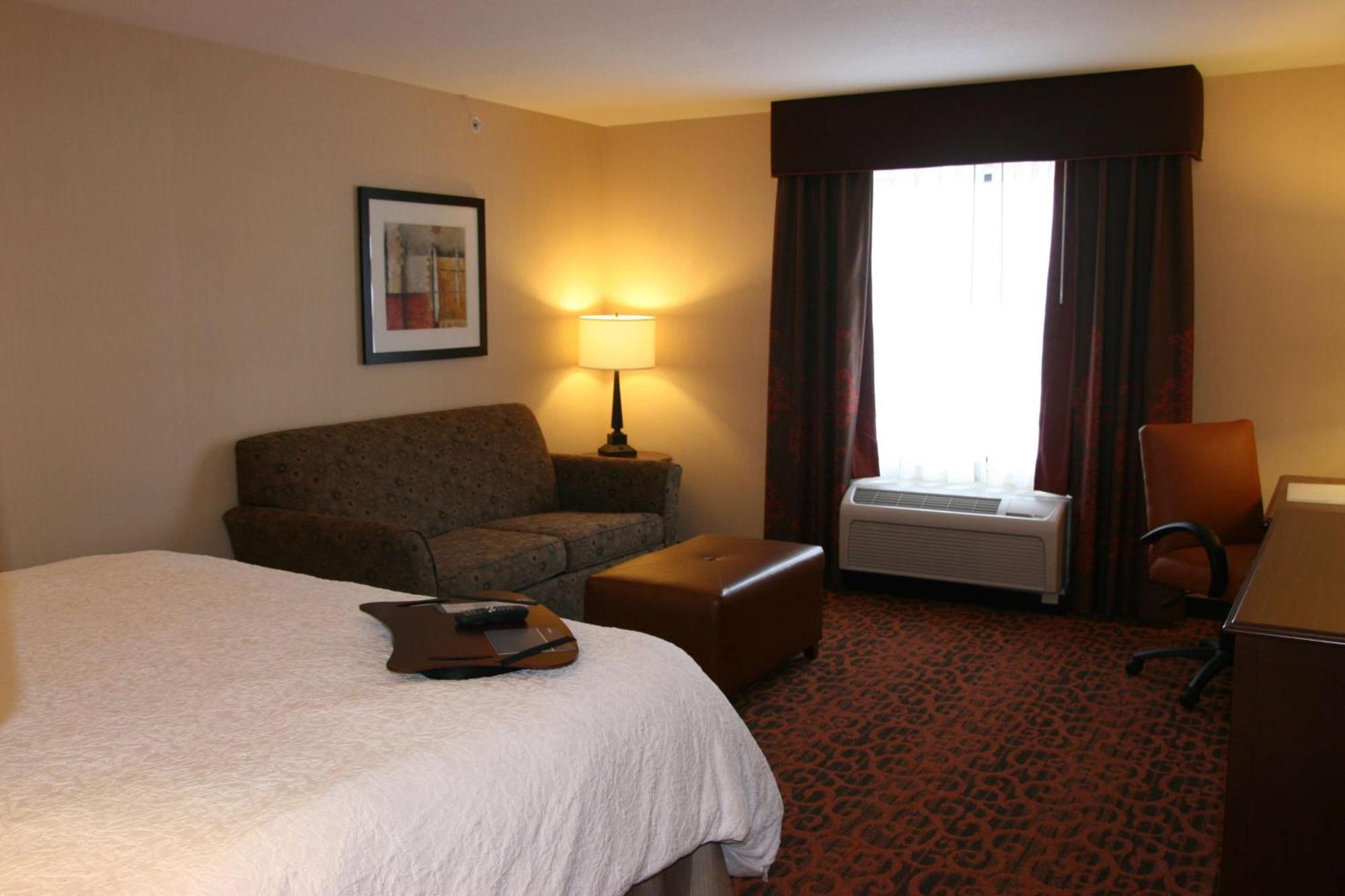 Hampton Inn And Suites Peru Екстериор снимка