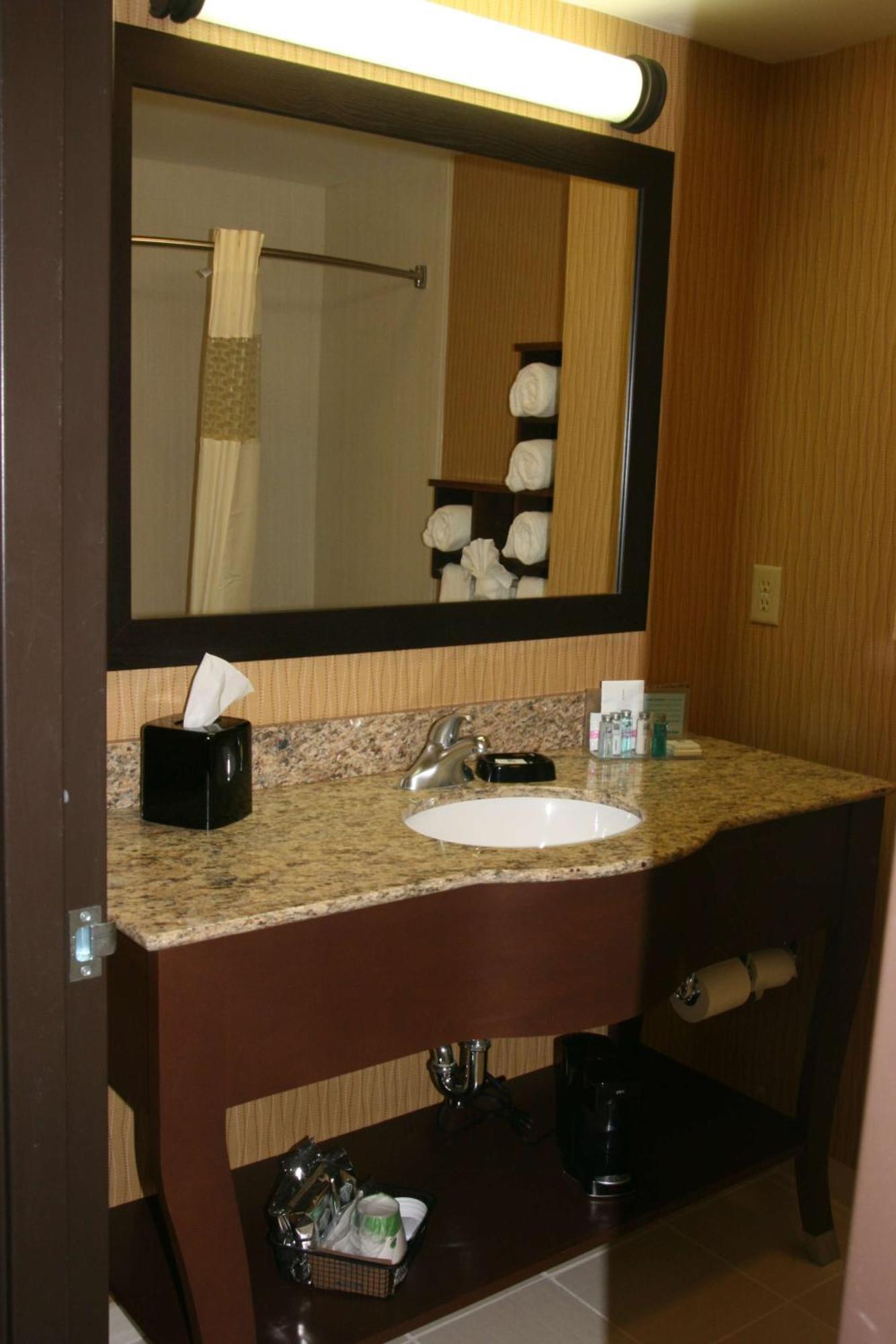 Hampton Inn And Suites Peru Екстериор снимка