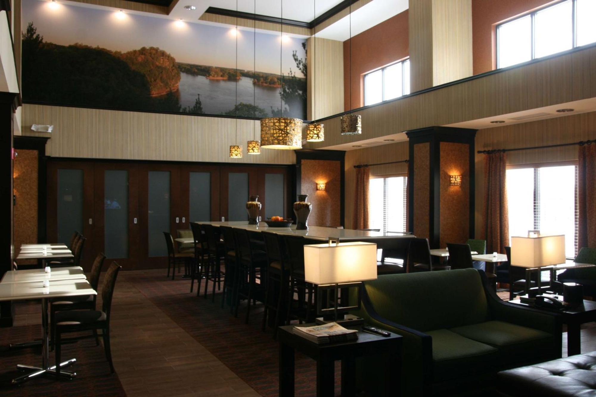 Hampton Inn And Suites Peru Екстериор снимка